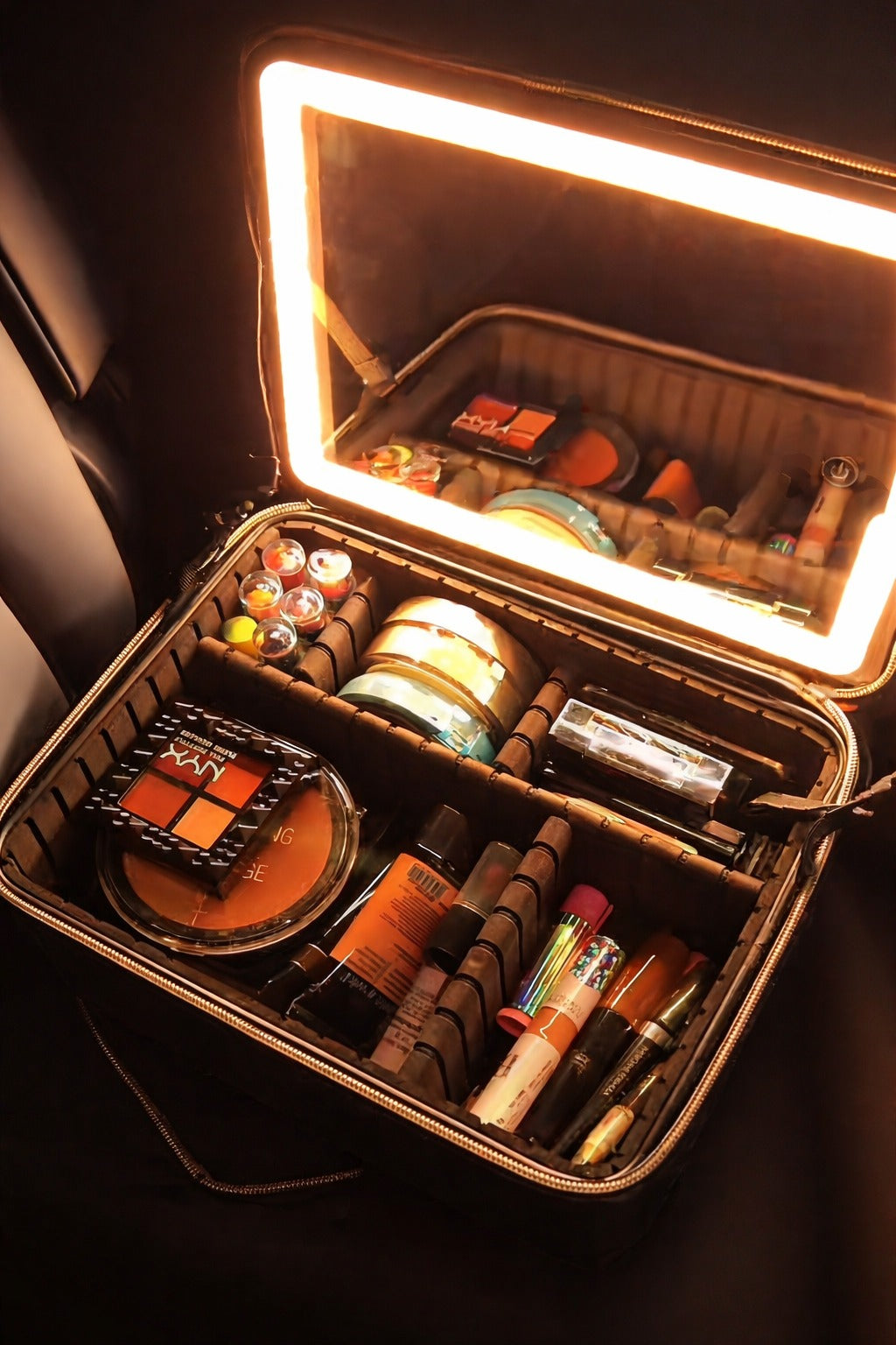 ESTUCHE DE COSMÉTICOS CON ESPEJO LED RECARGABLE